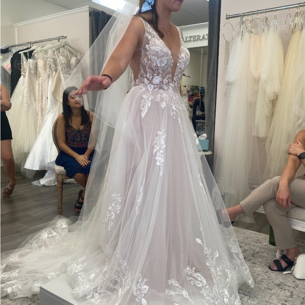 Elegant White Lace Wedding Dress/Never Worn